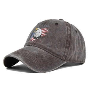 Dettaglio del cappello vintage lavato con ricamo di aquila americana e bandiera