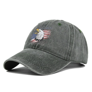 Dettaglio del cappello da baseball vintage in cotone grigio antracite con aquila americana