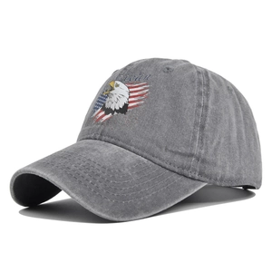 Dettaglio cappellino in cotone grigio lavato con stampa aquila americana e cuciture