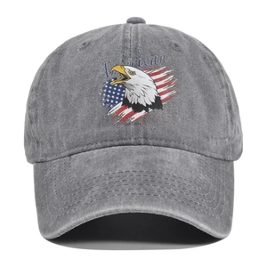 Dettaglio del cappello da baseball in denim grigio lavato con aquila e bandiera USA