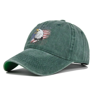 Dettaglio cappellino baseball verde bosco in cotone lavato con stampa aquila e visiera verde