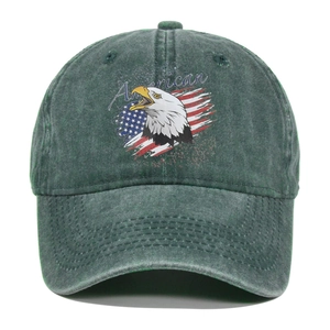 Dettaglio del cappello in cotone verde scuro lavato con ricamo di aquila americana
