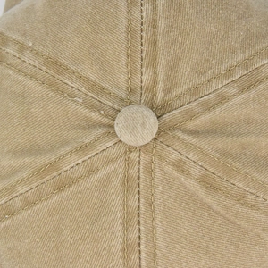 Dettaglio della cucitura a sei pannelli e del bottone sulla parte superiore del cappello kaki