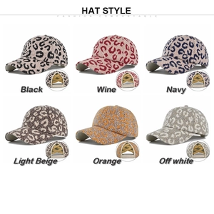 Détail des casquettes de baseball léopard avec six options de couleurs variées
