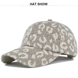 Détail du motif léopard en jacquard sur cette casquette de baseball d'hiver tricotée
