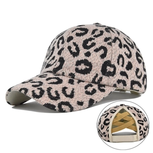 Détail de casquette léopard avec ouverture croisée pour queue de cheval et sangle velcro