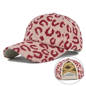 Détail d'une casquette en maille léopard avec ouverture croisée pour queue de cheval