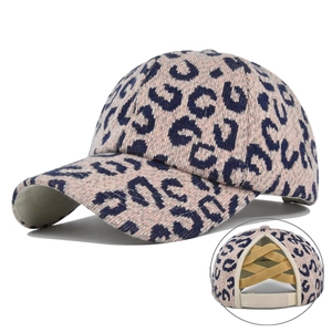 Détail de la casquette léopard rose avec bandes élastiques croisées pour queue de cheval