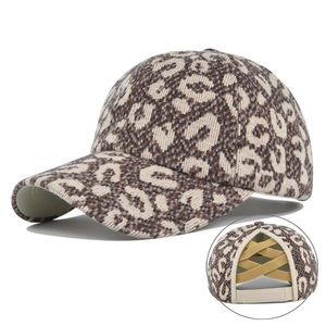 Détail du bonnet léopard en maille avec sangles croisées élastiques pour queue de cheval