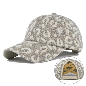 Détail de casquette de baseball léopard en tricot avec trou élastique pour queue de cheval