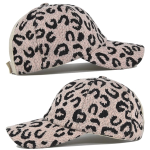 Détails de la texture tricotée et du motif léopard sur la casquette de baseball rose