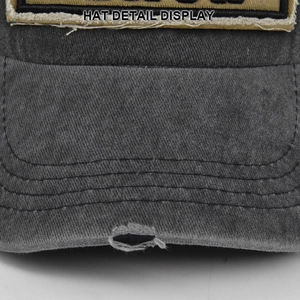 Detailopname van vintage gewassen grijze honkbalpet met versleten rand en stiksels