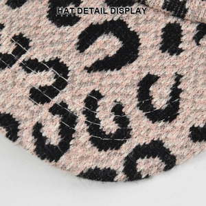 Détail du tissage jacquard motif léopard sur un bonnet pour queue de cheval tendance