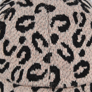 Gros plan du tricot à motif léopard rose montrant la texture épaisse du tissu