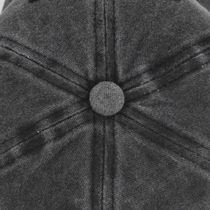 Gedetailleerde macro-opname van de kroon met zes panelen en knop van een vintage baseballpet