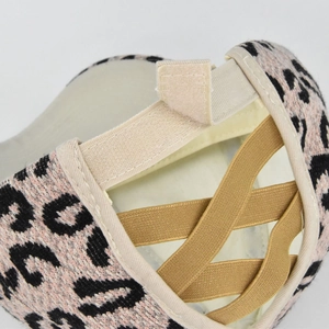 Détail d'une casquette léopard rose avec bande velcro et trou pour queue de cheval