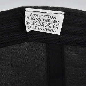 Detail van het waslabel met 80% katoen en 20% polyester mix op de zwarte pet