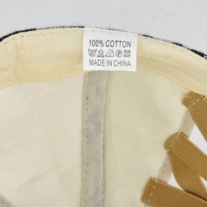 Détail de la doublure en coton et de l'étiquette d'entretien pour chapeau queue de cheval