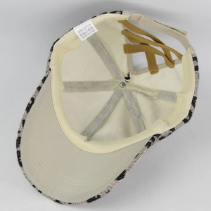 Détail de l'intérieur de la casquette léopard montrant la doublure coton et les bandes