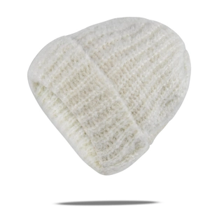 Detail van een beige gebreide muts met kabelpatroon en elastische omslag voor de winter