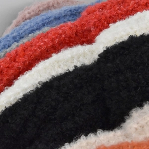 Macro detail van zachte kabelgebreide textuur in blauw, grijs, rood, beige en oranje