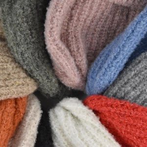 Detailopname van diverse grofgebreide texturen in kleuren voor warme wintermutsen
