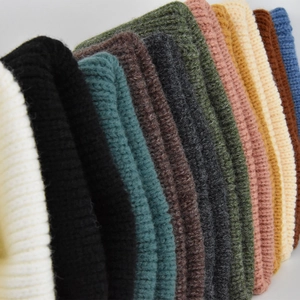 Dettaglio di berretti in maglia a coste multicolore con trama spessa e vari colori moda