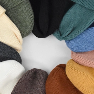 Vista dettagliata di una varietà colorata di berretti in maglia morbida in cerchio