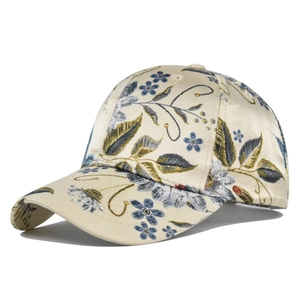 Λεπτομερής λήψη του vintage floral μοτίβου και της μεταξένιας υφής στο καπέλο