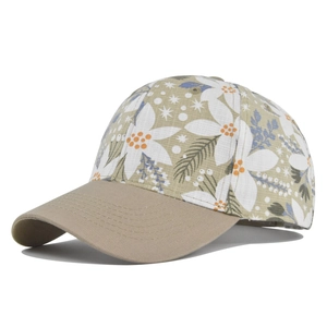 Detailopname van de honkbalpet met bloemenprints en versterkte stiksels