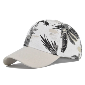 Detail van witte baseballpet met tropische palmprints en kaki gebogen vizier