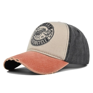 Detail der Vintage-Basecap Route 66 mit abgenutztem Schirm und New York-Stickerei