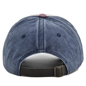 Detail der blauen Baseballkappe aus gewaschener Baumwolle mit Lederriemen und Metallschnalle