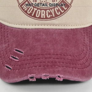 Detail der Vintage-Baseballkappe mit zerstörtem Schirm und zweifarbigem Patchwork-Design