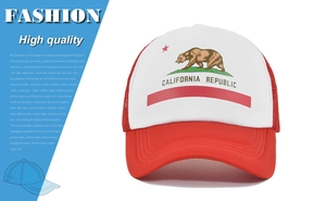 Détail de la casquette trucker rouge avec imprimé ours California Republic blanc