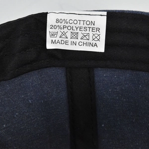 Nahaufnahme der Baseballkappe-Innenseite mit Etikett aus 80% Baumwolle und 20% Polyester