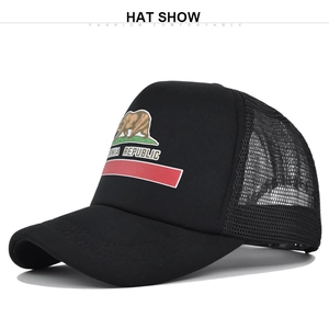 Détail de l'arrière en filet noir respirant et imprimé ours California sur la casquette