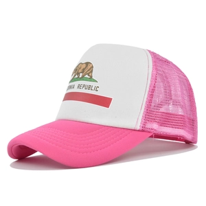Détail de la casquette trucker en mesh rose et blanc California Republic avec ours