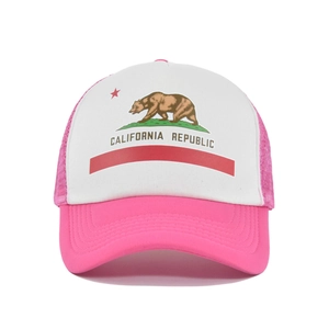 Détail frontal d'une casquette trucker rose et blanche avec imprimé California Republic
