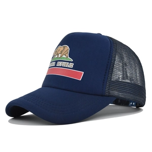 Détail de la casquette trucker bleu marine California Republic avec maille respirante