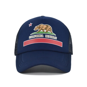 Détail de l'écusson de l'ours de Californie sur la casquette trucker en mesh bleu marine