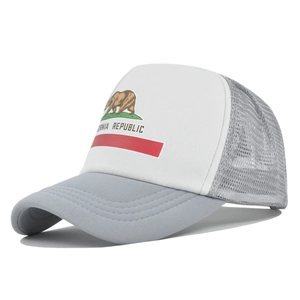 Détail de l'imprimé California Republic sur une casquette trucker en mesh gris et blanc