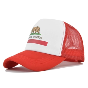 Détail de la casquette trucker rouge et blanche avec imprimé California Republic et filet