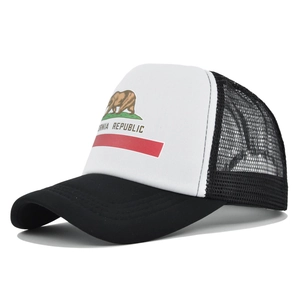 Détail du motif California Republic sur une casquette trucker bicolore en maille