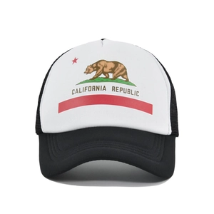 Vue détaillée de l'imprimé drapeau California Republic sur la casquette trucker noir et blanc