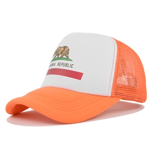 Vue détaillée de la casquette trucker orange California Republic avec filet et ours