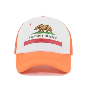 Détail de la casquette trucker orange avec écusson California Republic et filet