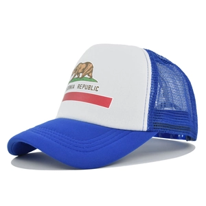 Détail de l'imprimé California Republic sur la casquette trucker en mesh bleu et blanc