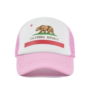 Détail de l'imprimé drapeau California Republic et maille rose sur la casquette