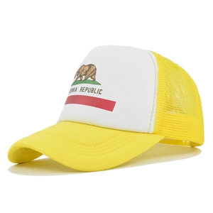 Détail de la casquette trucker California Republic avec filet jaune et imprimé